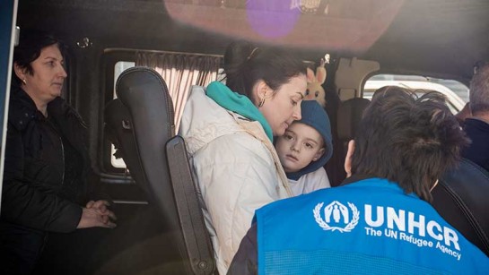 UNHCR:s fältpersonal hjälper flyktingar från Ukraina som har tagit bussen till Slovenien.