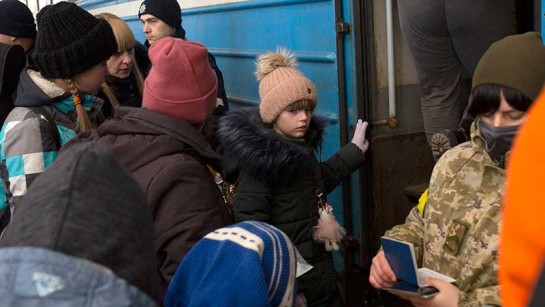 Människor på flykt från krigsdrabbade östra Ukraina går på ett tåg till Polen i Lviv.