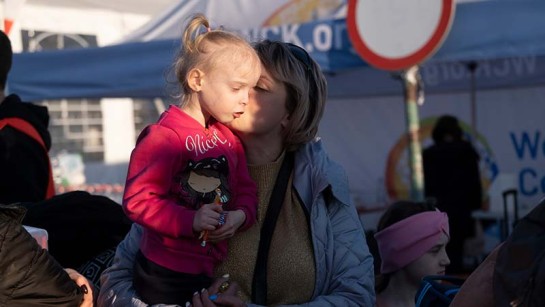 Ivana Cherneha har tvingats fly med sina barn från kriget i Ukraina. Nu är familjen i säkerhet i Polen. 
