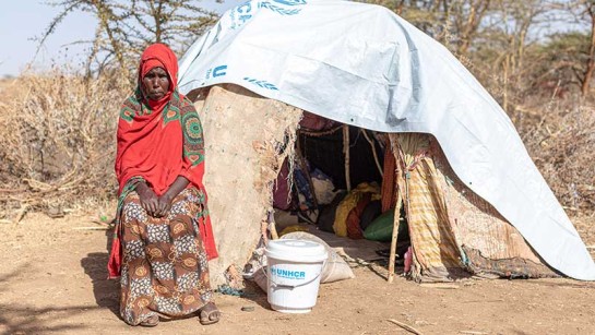 En kvinna sitter utanför sitt tält mitt i den värsta torkan i Etiopien på 40 år.