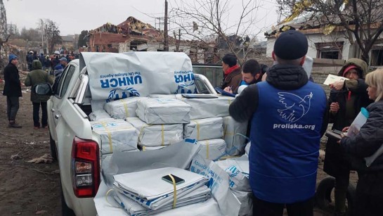 UNHCR delar ut filtar och presenningar till krigsdrabbade i Ukraina.