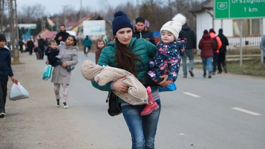 En ung mamma flyr med sina barn över gränsen från Ukraina till Ungern.