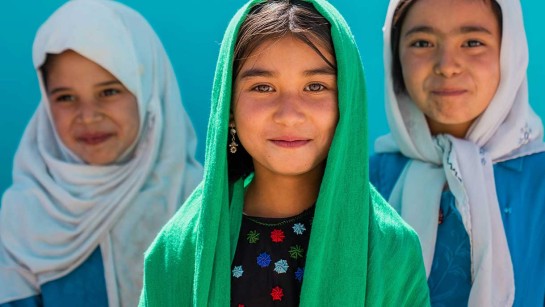 Flickor på flykt i Afghanistan får chansen att gå i skolan.