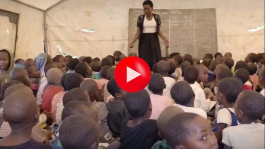 En skola i Uganda med hundra elever i varje klass.
