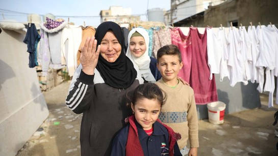 Khadija och hennes familj tackar UNHCR för varma kläder under Ramadan. 