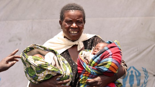 Wamaria, 38 år, har flytt med sina tvillingbebisar för att undkomma våldet i östra DR Kongo. 