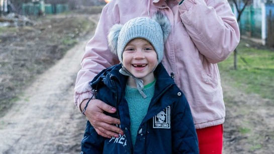 En familj i Ukraina har fått hjälp av UNHCR.