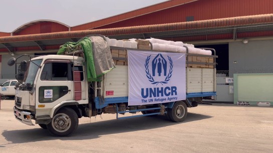 Nödhjälp körs ut till människor som tvingats fly sina hem i Myanmar.