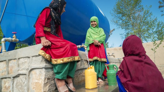 Mursal, 8 år, hämtar vatten från en brunn i Kunduzprovinsen i Afghanistan som byggts med stöd av UNHCR. Tidigare använde familjen smutsigt vatten från en bäck.