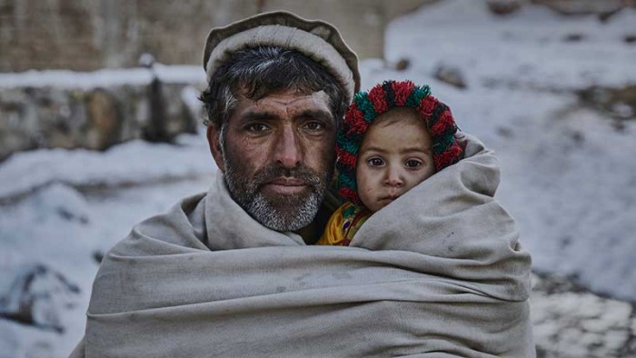 Rema står med sin dotter Nazia utan deras hem i utkanten av Kabul. De tvingades fly från sitt hem för tio år sedan. Nu väntar en kall och farlig vinter på flykt.